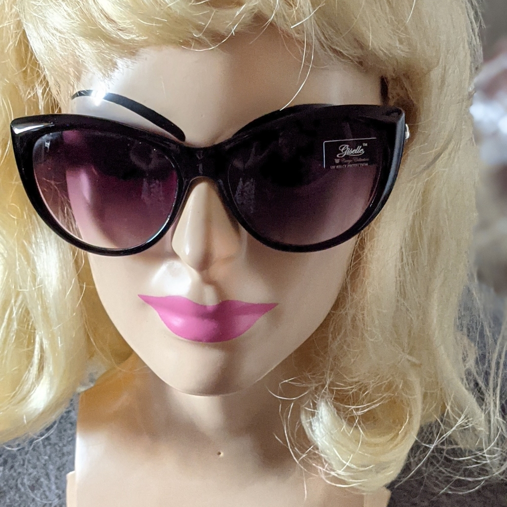Cat eye sunglasses 😎 (Consigning in July)